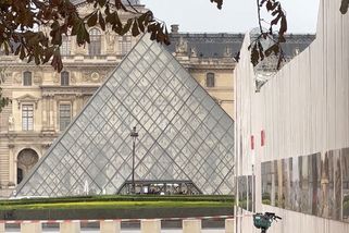 Třetí evakuace v Paříži za den. Po Louvru a Versailles následovalo nádraží - Novinky